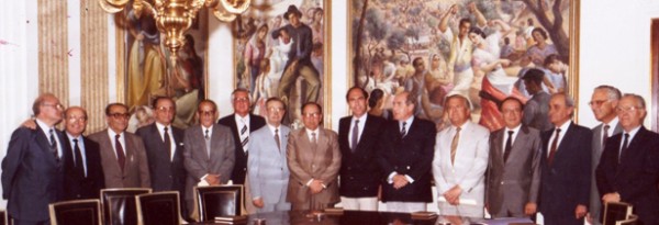 Miembros de la primera Junta Directiva con el Presidente y el Director de la Caja